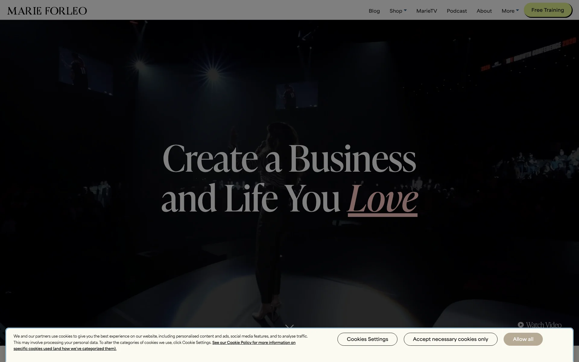 Squeeze page Marie Forleo: hero scuro a tutto schermo con titolo "Create a Business and Life You Love" e CTA "Free Training" in alto a destra